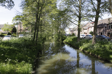 903061 Gezicht op het water tussen de St. Gotthard en de Treek (rechts) te Utrecht.